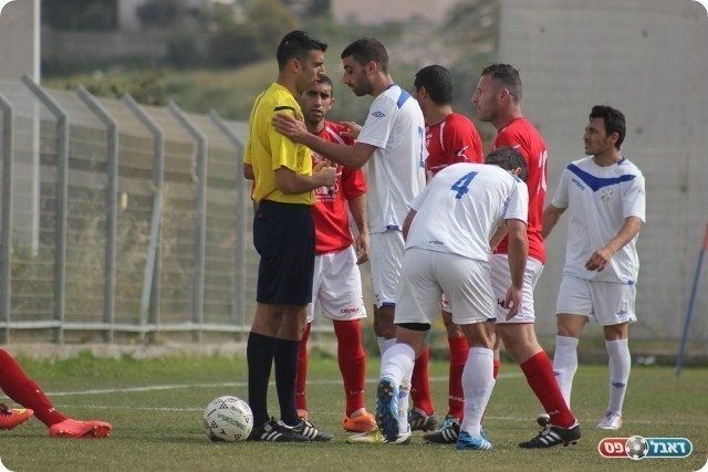 המשחק הפך אגרסיבי. השופט מזהיר (תאמר סרסור)