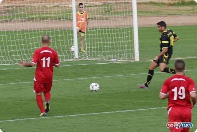 החמצת העונה. לובין מול שער ריק (צילום: קובי רוזן)