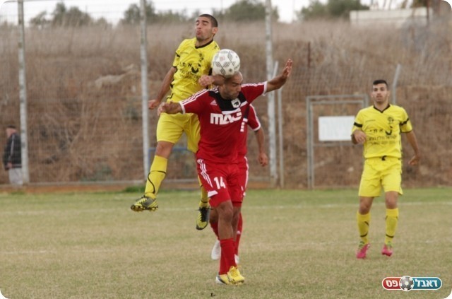 בכורה בהרכב הפותח. יקיר חליואן מעל שמאמה (צילום: קובי רוזן)