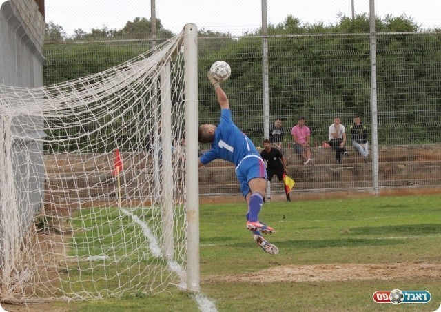הזדמנות ענקית. ילון עוצר את הנגיחה של שפורקין (צילום: קובי רוזן)