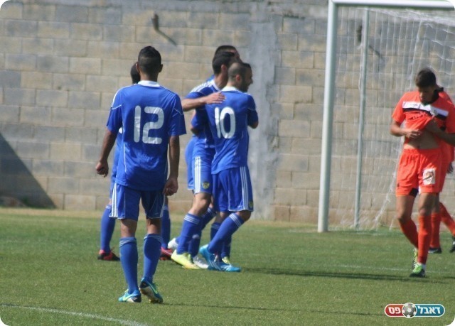 שוב שיחק חלוץ. חוגגים את הראשון