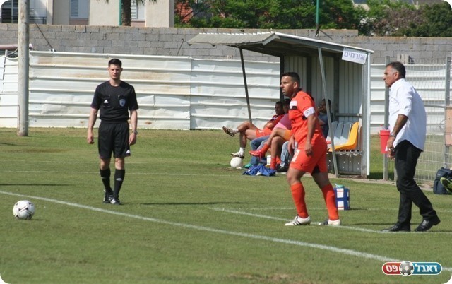 שיחק כבלם. אהרון 