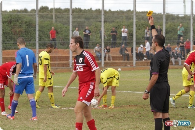 השופט היה החלטי. הצהוב לבן נחום (צילום: קובי רוזן)