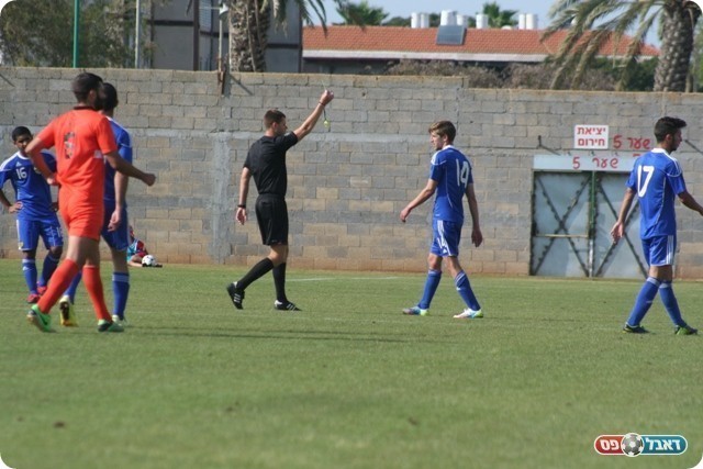 משחק גברי אך הוגן. הצהוב הראשון במשחק