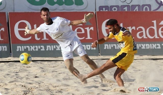 עדי בויטר מנסה לעצור בעיטה של אדיר דנין(צילום:עידו ארז)