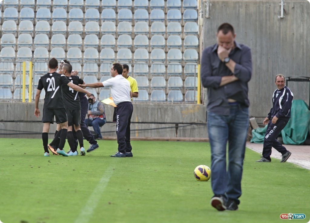 שחקני נהריה חוגגים, בניה מתוסכל (צילום: קובי רוזן)