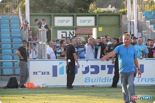 הוציאו זעמם. אוהדי כפר קאסן כועסים (צילום: חאדר אניס)