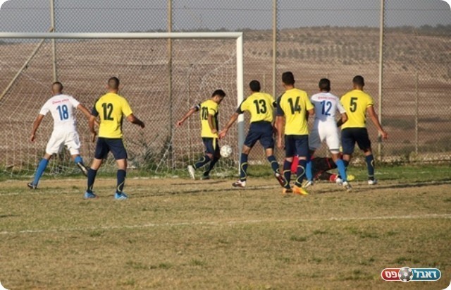 וההרחקה של שלבי מהקו (צילום: מוחמד חאדר אניס)