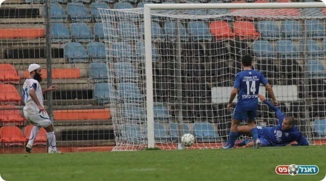 הצלת המשחק. בריגע מציל את הבעיטה של כהן צדק (צילום: קובי רוזן)