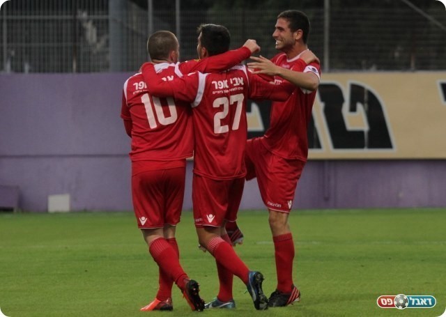 מחקו את ההפסד בדרבי שחקני הפועל ר"ג (צילום: קובי רוזן)