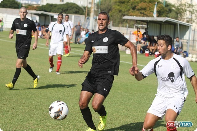 סכינים על שפת הכנרת. ברכאת ואהב עוצר את טבריה (צילום: שלומי גבאי)