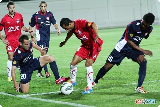 מקווים שירשית מול הרצליה. אבו ענזה (באדום. צילום: עבדאללה אזברגה)