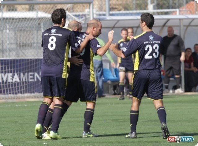 לחזור למסלול הניצחונות. שחקני רו"ח (צילום: קובי רוזן)