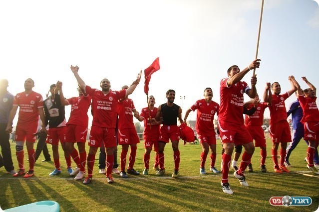 חזרו למקום הראשון. הפועל רהט חוגגת (צילום: אנס אבודעבס)