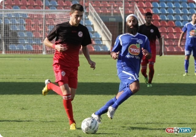 בכל מקום במגרש. רוס בורח מכהן צדק (צילום: קובי רוזן) 