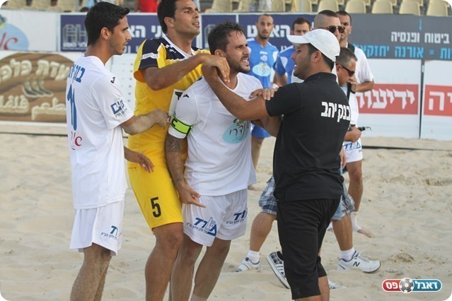 אחריות שלוחית. אוהד בוזגלו מנסה להרגיע את אחיו (צילום: שלומי גבאי)