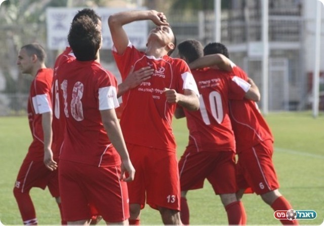 סירבו להלוות את התלבושת האדומה שלהם. שחקני בועיינה (צילום: מיכאל פישנזון)