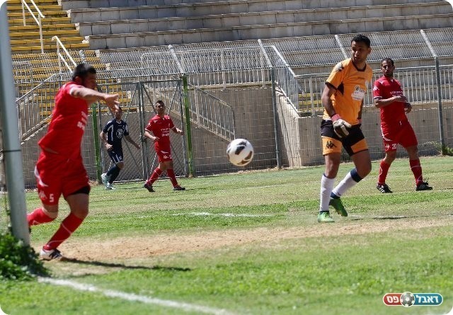 המהלך שלפני השער. אלהוזייל בולם (צילום: עבדאללה אזברגה)