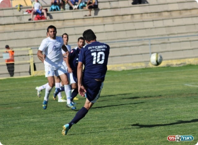 השער היפה של העונה. עקיבא בועט (עודד חסין)