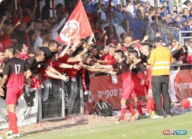 לא מתכוון לעצור אותם. שחקני מרמורק חוגגים (צילום: קובי רוזן)