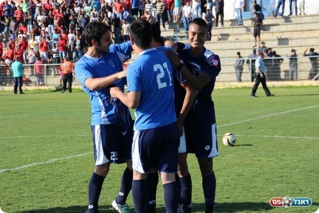 וחוגג (עודד חסין)