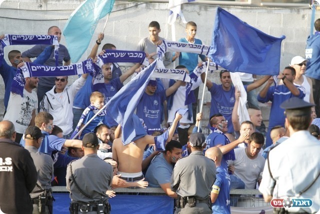 ואוהדי שעריים שעודדו בכ"ז (צילום: קובי רוזן)