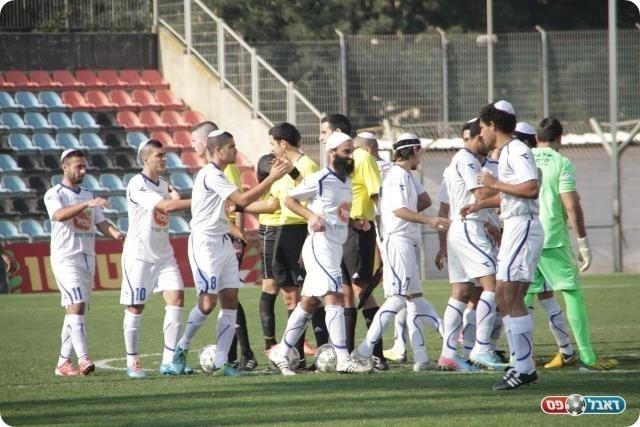 אקט של סולידריות. שחקני יפו חבושים בכיפות (צילום: קובי רוזן)