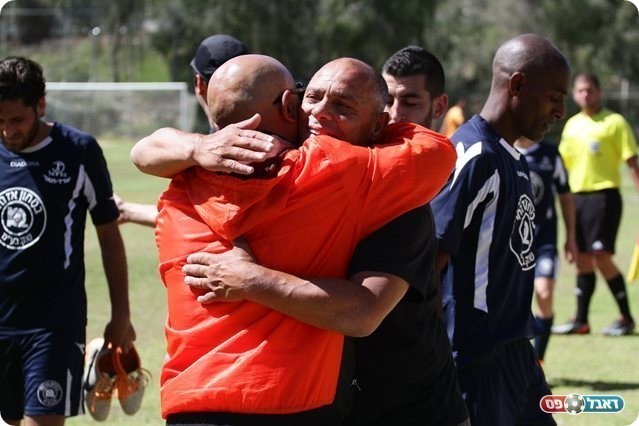 עובד כהן ואבורקיק מתחבקים (צילום: עבדאללה אזברגה)