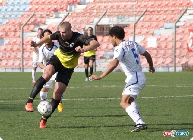 תוסכל ע"י ההגנה של יפו. קין עוצר את פליקר (צילום: קובי רוזן)