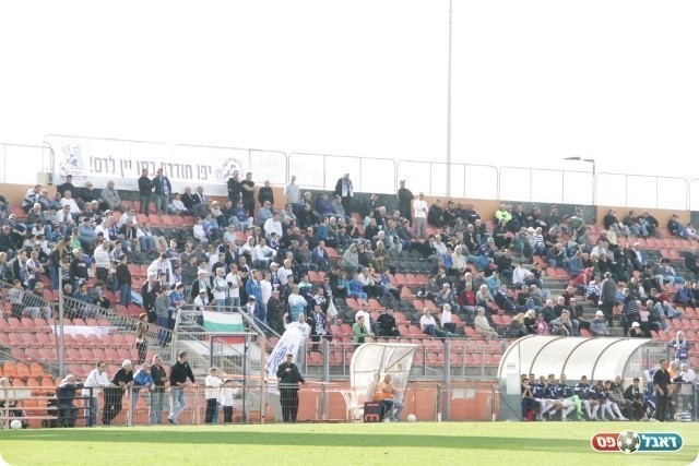 היו באים יותר לולא בוטלה ההנחיה. אוהדי יפו (צילום: קובי רוזן)