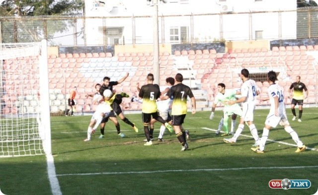 לא ברור על מה. השער של בת ים (צילום: קובי רוזן)