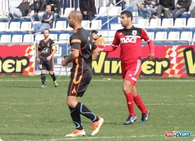 אדום מיותר. מחפוד (בשחור. צילום: קובי רוזן)