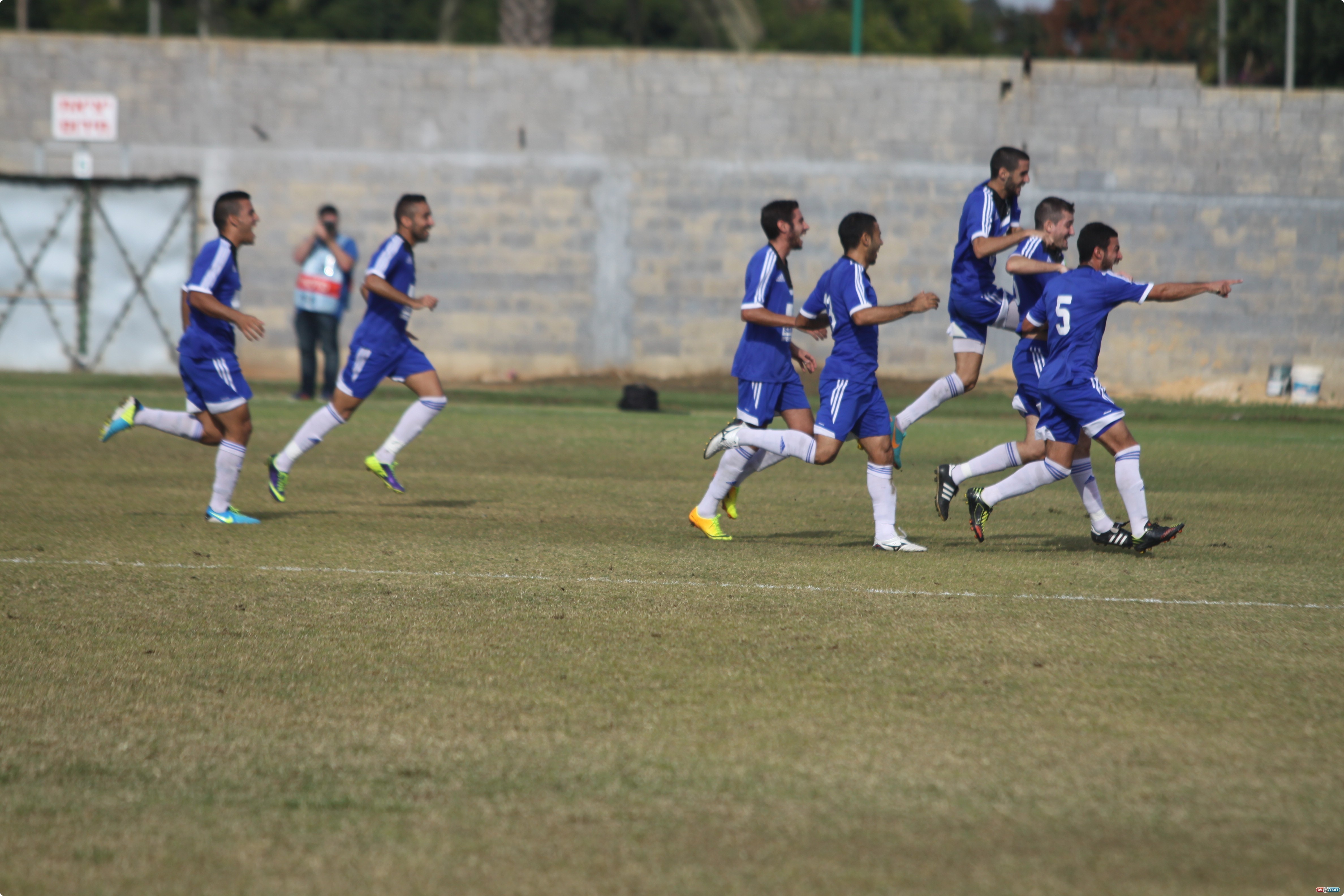 שחקני מגדל בעקבותיו של וולקובסקי (צילום: שלומי גבאי)