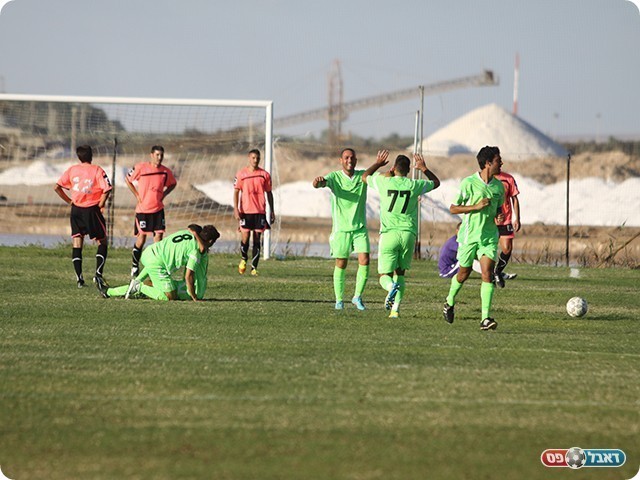 שחקני דיסקונט חוגגים (צילום: שלומי גבאי)