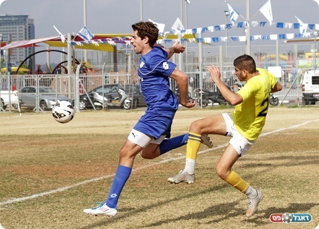 חזרו לתמונה. ליטף כליף מנסה לעצור את מייזלר (צילום: קובי רוזן)