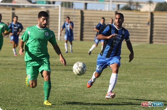 חגג יום הולדת. אסי גומה(מימין)כבש את שער הנצחון