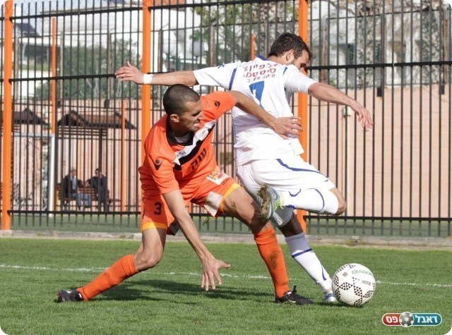 שער חצי עצמי. עיני עותר הפעם את שמעיה (צילום: קובי רוזן)