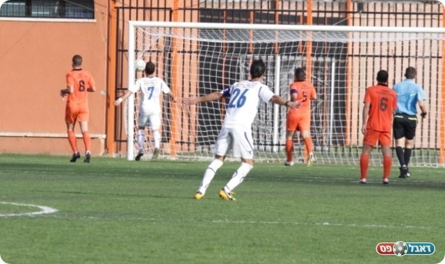 כפר שלם נשברה. הכדור של אסף לוי ברשת (צילום: קובי רוזן)