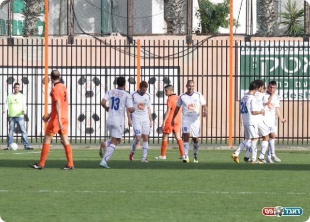 שחוגג עם החברים (צילום: קובי רוזן)