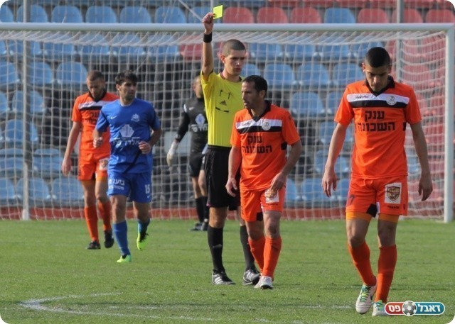 יחיד שרצה לנצח. ברנשטיין סופג את צהוב היחיד במשחק (צילום: קובי רוזן)