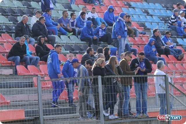 כשמשעמם מסתכלים בתוצאות במגרשים האחרים (צילום: קובי רוזן)