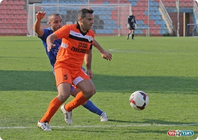 חלוץ בודד. יוסף נבלם ע"י אהרון (צילום: קובי רוזן)