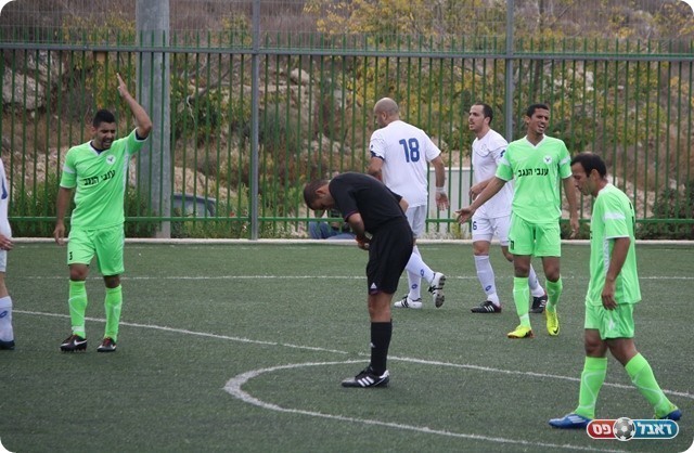 ניסו להשהות המשחק. שחקני רהט באים בטענות לשופט (צילום: פזי שינדלר)