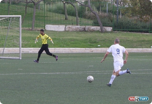 שבר את קו הנבדל. אסולין פורץ (צילום: פזי שינדלר)