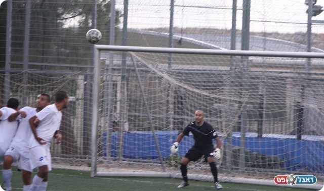 ומכניע את אהרון (צילום: פזי שינדלר)