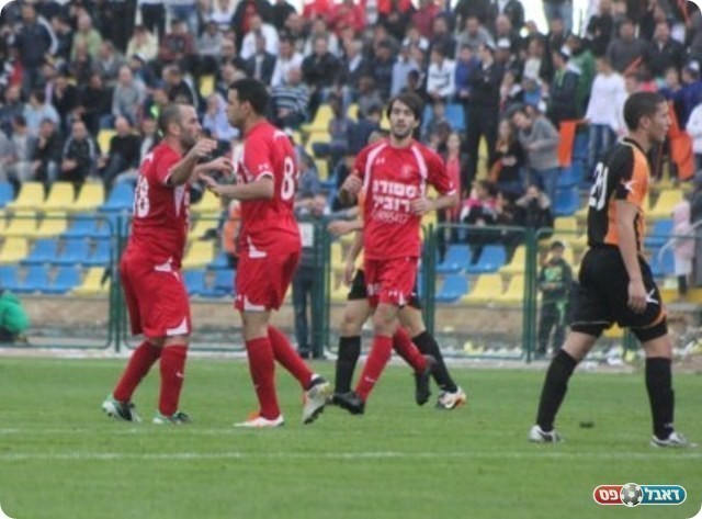 שחוגג עם החברים (צילום: לוטפי עיסא)