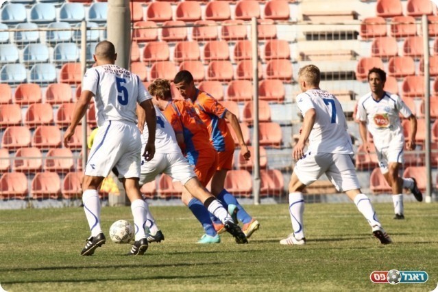 שלא כובשים - סופגים. אונגר מהתל בצבאג (קובי רוזן)