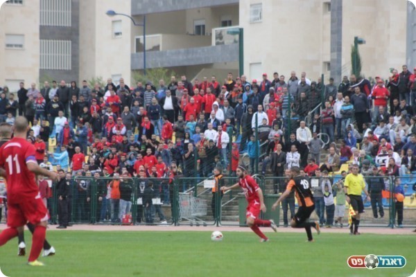 לא נבהלו ממזג האוויר. האוהדים (צילום: לוטפי עיסא)