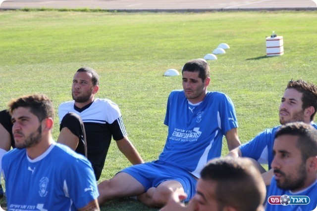 מחכים כדי להתחיל. עקיבא (עודד חסין)