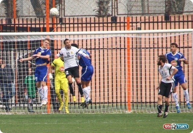 כפ"ס הגבירה את הלחץ. מתנה מול הגנת יפו (צילום: קובי רוזן)